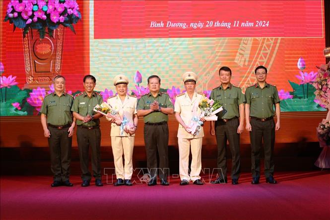 Trao quyết định Bộ Công an bổ nhiệm 2 Phó Giám đốc Công an tỉnh Bình Dương. Ảnh: Dương Chí Tưởng-TTXVN