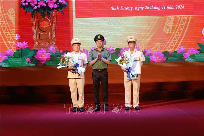 Trao quyết định Bộ Công an bổ nhiệm 2 Phó Giám đốc Công an tỉnh Bình Dương.Ảnh: Dương Chí Tưởng-TTXVN