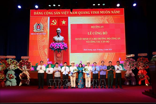 Lễ công bố quyết định bổ nhiệm hai Phó Giám đốc Công an tỉnh Bình Dương. Ảnh: Dương Chí Tưởng-TTXVN