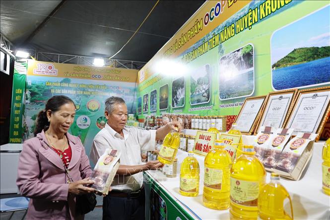 Khách tham quan các gian hàng tại hội chợ. Ảnh: Hoài Thu – TTXVN