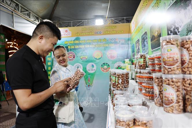 Khách tham quan các gian hàng tại hội chợ. Ảnh: Hoài Thu – TTXVN