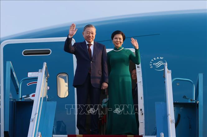 General Secretary of the Communist Party of Vietnam Central Committee To Lam and his spouse Ngo Phuong Ly leave for Malaysia. VNA Photo: An Đăng