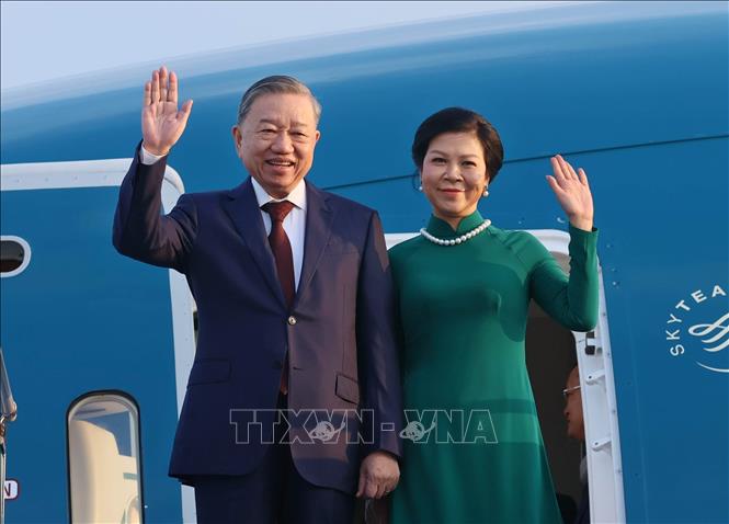 General Secretary of the Communist Party of Vietnam Central Committee To Lam and his spouse Ngo Phuong Ly leave for Malaysia. VNA Photo: An Đăng