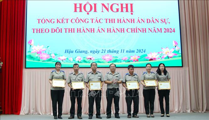 Trao Kỷ niệm chương “Vì sự nghiệp tư pháp” cho 6 cá nhân có thành tích đóng góp trong sự nghiệp xây dựng và phát triển ngành tư pháp. Ảnh: Nguyễn Hằng - TTXVN