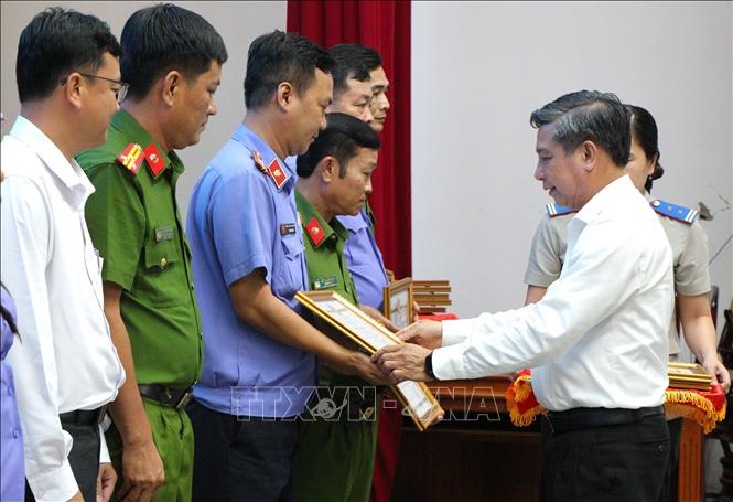 Phó Bí thư Tỉnh ủy, Chủ tịch UBND tỉnh Hậu Giang Đồng Văn Thanh trao Bằng khen cho các tập thể, cá nhân. Ảnh: Nguyễn Hằng - TTXVN
