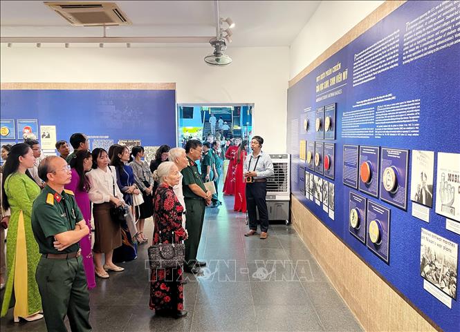 Các đại biểu tham quan trưng bày chuyên đề. Ảnh: Thu Hương - TTXVN