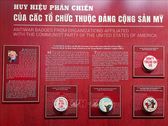 Bộ sưu tập huy hiệu phản chiến của các tổ chức thuộc Đảng Cộng sản Mỹ. Ảnh: Thu Hương - TTXVN