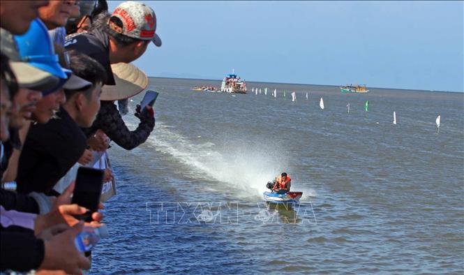 Đông đảo người dân địa phương và du khách đến cổ vũ cho các tay đua. Ảnh: Huỳnh Anh - TTXVN