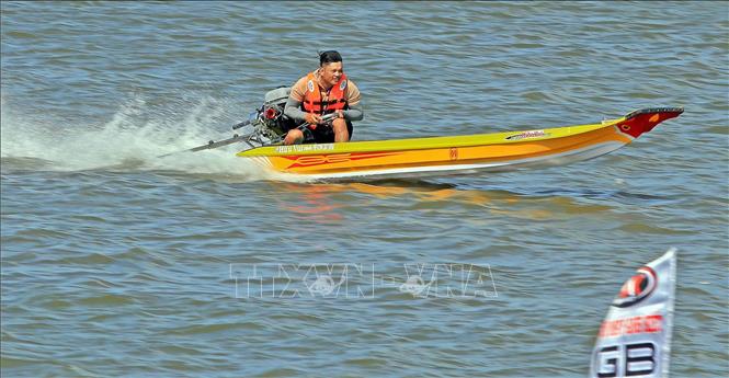 Niềm vui của một tay đua khi vượt xa đối thủ trên đường về đích. Ảnh: Huỳnh Anh - TTXVN