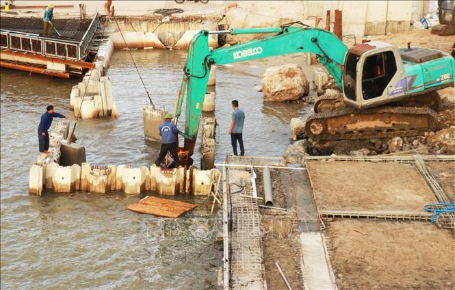 Thi công đẩy nhanh Dự án nâng cấp, mở rộng cảng cá Nam Cửa Việt (Quảng Trị). Ảnh: Nguyên Lý - TTXVN