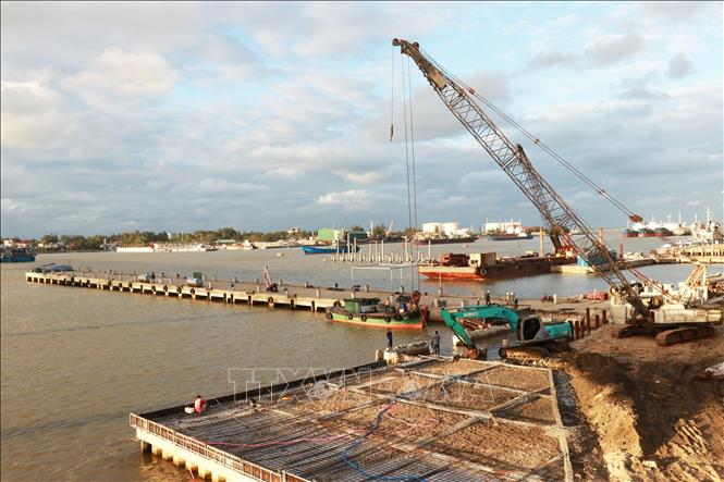 Thi công đẩy nhanh Dự án nâng cấp, mở rộng cảng cá Nam Cửa Việt (Quảng Trị). Ảnh: Nguyên Lý - TTXVN