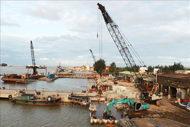 Thi công đẩy nhanh Dự án nâng cấp, mở rộng cảng cá Nam Cửa Việt (Quảng Trị). Ảnh: Nguyên Lý - TTXVN