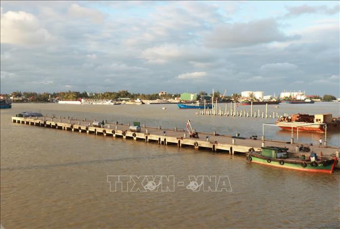 Một bến cảng mới hoàn thành xây dựng thuộc Dự án nâng cấp, mở rộng cảng cá Nam Cửa Việt (Quảng Trị). Ảnh: Nguyên Lý - TTXVN