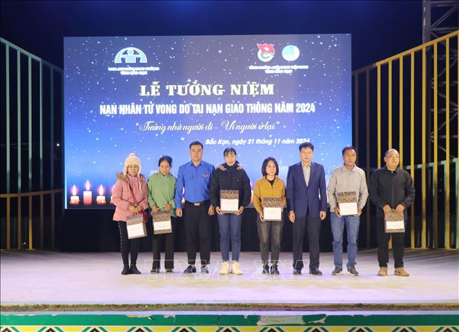 Ban An toàn giao thông tỉnh Bắc Kạn đã trao 6 suất quà tặng cho thân nhân và gia đình các nạn nhân tai nạn giao thông. Ảnh: Vũ Hoàng Giang – TTXVN 