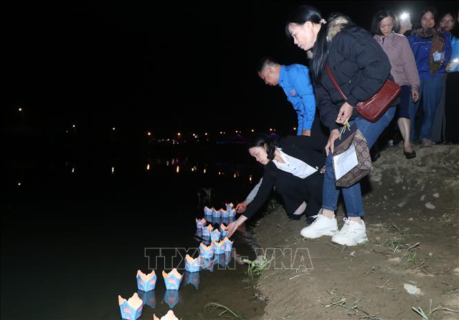 Người dân thành phố Bắc Kạn thực hiện nghi thức thả đèn hoa đăng tưởng niệm các nạn nhân xấu số do tai nạn giao thông;  Ảnh: Vũ Hoàng Giang -  TTXVN
