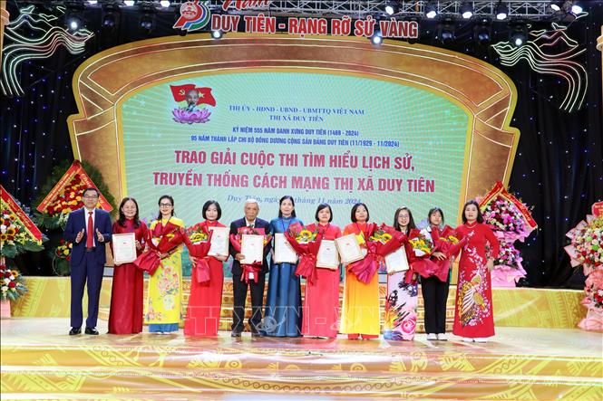 Ban Thường vụ Thị ủy Duy Tiên trao quyết định khen thưởng cho các tập thể, cá nhân xuất sắc đạt giải cao tại cuộc thi tìm hiểu lịch sử, truyền thống cách mạng thị xã Duy Tiên và cuộc thi sáng tác ca khúc về Duy Tiên. Ảnh: Đại Nghĩa - TTXVN