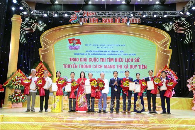 Ban Thường vụ Thị ủy Duy Tiên trao quyết định khen thưởng cho các tập thể, cá nhân xuất sắc đạt giải cao tại cuộc thi tìm hiểu lịch sử, truyền thống cách mạng thị xã Duy Tiên và cuộc thi sáng tác ca khúc về Duy Tiên. Ảnh: Đại Nghĩa - TTXVN