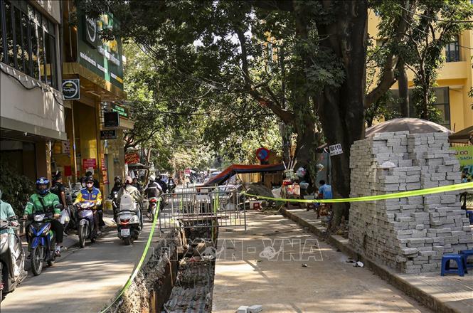 Ngõ 167 phố Tây Sơn thuộc địa bàn phường Quang Trung (Đống Đa, Hà Nội) đang thi công cải tạo hệ thống thoát nước. Ảnh: Nguyễn Thắng - TTXVN