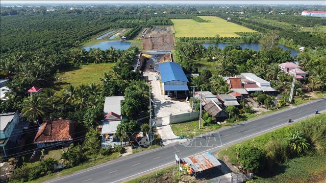 Cơ sở sản xuất giá thể hữu cơ bị người dân phản ánh gây ô nhiễm môi trường nằm giữa khu vực đông dân cư. Ảnh: Nhựt An - TTXVN