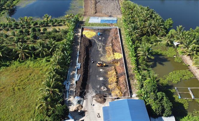 Khu vực chứa rác thải từ quá trình chế biến các loại trái cây để sản xuất giá thể hữu cơ. Ảnh: Nhựt An - TTXVN