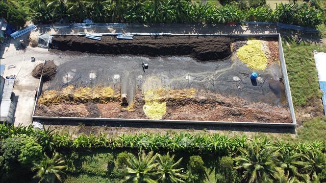 Cơ sở tiếp nhận chất thải từ hoạt động chế biến nông sản, trong đó có vỏ xoài là chất thải công nghiệp thông thường. Ảnh: Nhựt An - TTXVN