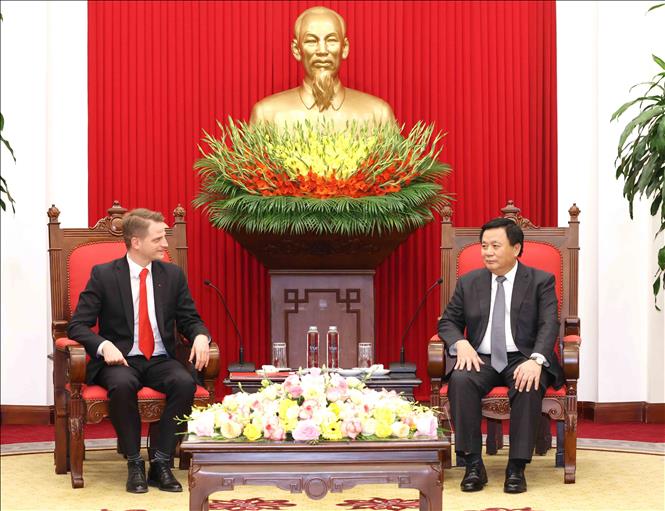 Đồng chí Nguyễn Xuân Thắng tiếp Phó Chủ tịch Đảng Cánh tả Đức Maximilian Schirmer. Ảnh: Phương Hoa - TTXVN