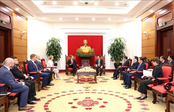 Đồng chí Nguyễn Xuân Thắng tiếp Phó Chủ tịch Đảng Cánh tả Đức Maximilian Schirmer. Ảnh: Phương Hoa - TTXVN