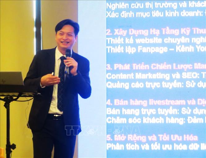 Chuyên gia Nguyễn Việt Hùng trình bày về trí tuệ nhân tạo (AI) ứng dụng trong hoạt động kinh doanh của doanh nghiệp. Ảnh: Ánh Tuyết - TTXVN