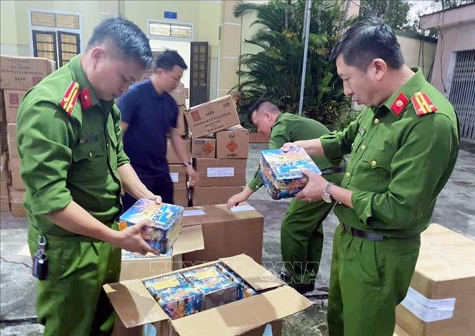Lực lượng Công an kiểm tra số lượng tang vật vụ án. Ảnh: TTXVN phát