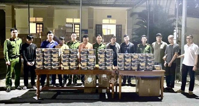 Các đối tượng cùng tang vật vụ án. Ảnh: TTXVN phát