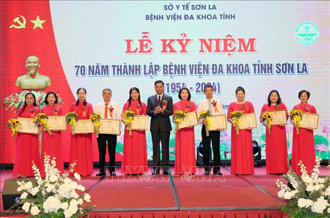 Phó Chủ tịch UBND tỉnh Sơn La Nguyễn Thành Công trao Bằng khen của Chủ tịch UBND tỉnh cho các cá nhân. Ảnh: Quang Quyết - TTXVN