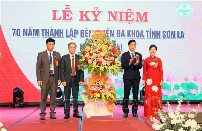 Bí thư Tỉnh ủy Sơn La Hoàng Quốc Khánh tặng hoa chúc mừng Bệnh viện Đa khoa tỉnh Sơn La nhân Kỷ niệm 70 năm thành lập. Ảnh: Quang Quyết - TTXVN