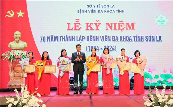 Phó Chủ tịch UBND tỉnh Sơn La Nguyễn Thành Công trao Bằng khen của Chủ tịch UBND tỉnh cho các tập thể. Ảnh: Quang Quyết - TTXVN