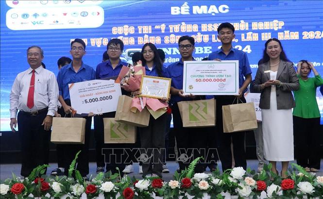Trao giải nhất bảng học sinh cho mô hình “Chế tạo màng nhựa sinh học thân thiện với môi trường từ bã cafe và tinh bột sắn Việt Nam” của Trường THPT chuyên Huỳnh Mẫn Đạt (Kiên Giang). Ảnh: Lê Huy Hải-TTXVN