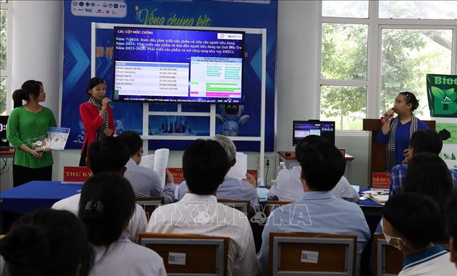 Học sinh Trường THPT Huỳnh Tấn Phát, tỉnh Bến Tre thi thuyết trình mô hình “Thịt chay từ vỏ sầu riêng”. Ảnh: Lê Huy Hải-TTXVN