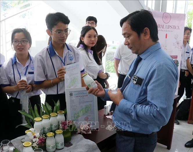 Sản phẩm COCOVIMILK của Trường Đại học Kỹ thuật - Công nghệ Cần Thơ dự thi. Ảnh: Lê Huy Hải-TTXVN