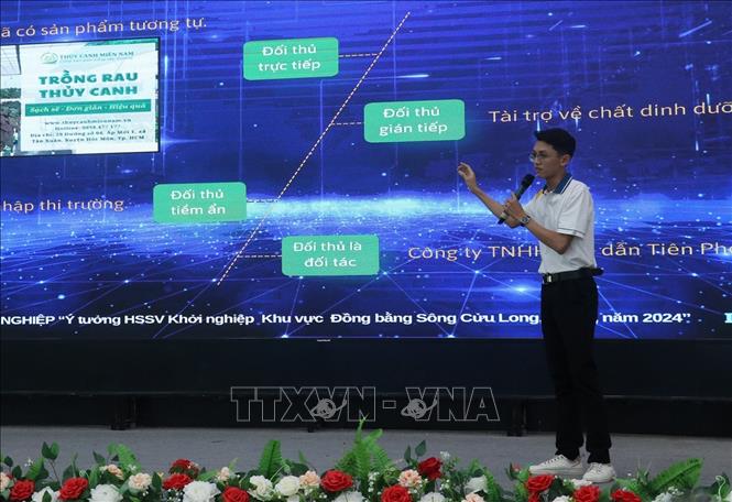 Sinh viên Trường Đại học Kiên Giang thi thuyết trình mô hình giàn rau thuỷ canh công nghệ cao Hytertech. Ảnh: Lê Huy Hải-TTXVN