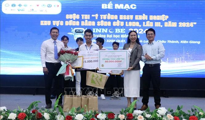 Trao giải nhất bảng học sinh cho mô hình “Chế tạo màng nhựa sinh học thân thiện với môi trường từ bã cafe và tinh bột sắn Việt Nam” của Trường THPT chuyên Huỳnh Mẫn Đạt (Kiên Giang). Ảnh: Lê Huy Hải-TTXVN
