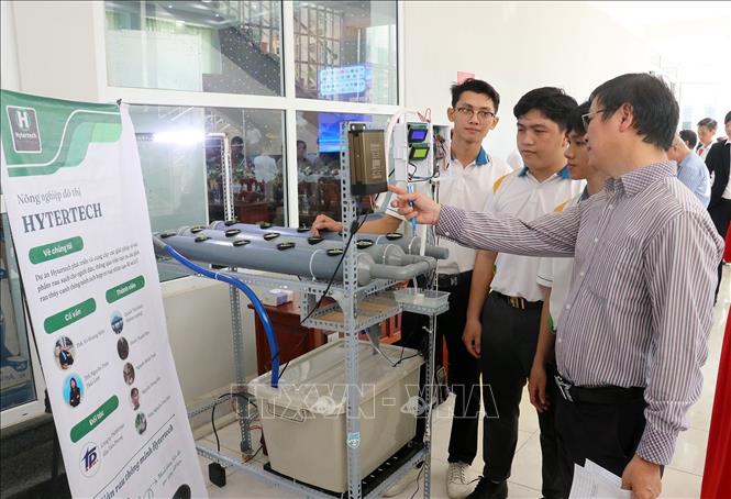 Mô hình giàn rau thuỷ canh công nghệ cao Hytertech của Trường Đại học Kiên Giang dự thi. Ảnh: Lê Huy Hải-TTXVN