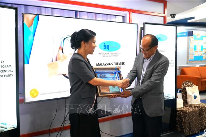 Giáo sư, bác sĩ phẫu thuật tim cao cấp, Dato's Seri Mohd Azhari Yakub tặng quà cho Phu nhân Ngô Phương Ly. Ảnh: Hằng Linh-PV TTXVN tại Kuala Lumpur 
