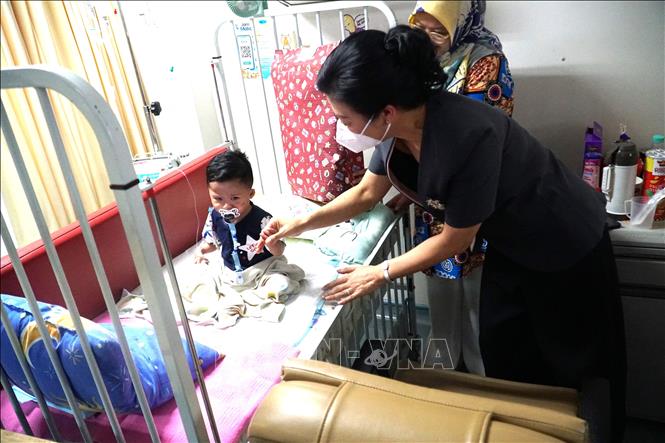 Phu nhân Ngô Phương Ly thăm bệnh nhân tại Khoa nhi thuộc Viện Tim Quốc gia Malaysia. Ảnh: Hằng Linh-PV TTXVN tại Kuala Lumpur 