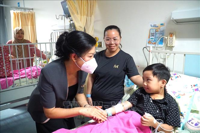 Phu nhân Ngô Phương Ly thăm và tặng quà cháu nhỏ ba lần phẫu thuật tim tại Viện Tim Quốc gia Malaysia. Ảnh: Hằng Linh-PV TTXVN tại Kuala Lumpur