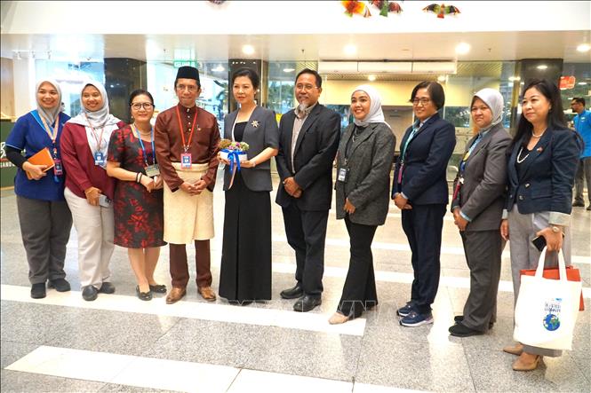 Phu nhân Ngô Phương Ly chụp ảnh cùng các bác sĩ và nhân viên Khoa nhi, Viện Tim Quốc gia Malaysia. Ảnh: Hằng Linh-PV TTXVN tại Kuala Lumpur