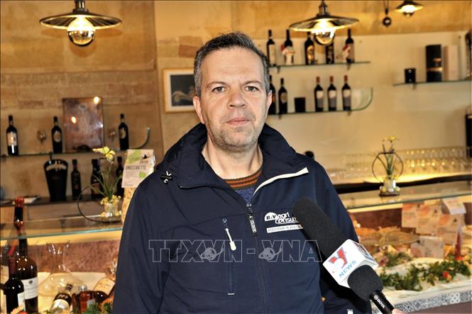Ông Vincenzo Miraglia chủ quán ăn Dimitria tại trung tâm Matera. Ảnh: Trường Duỵ-TTXVN