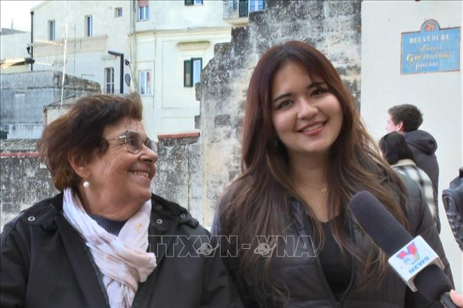 Cô Gaia và bà Alessandra, hai du khách từ thủ đô Rome thích thú với cảnh đẹp của Matera. Ảnh: Trường Duỵ-TTXVN