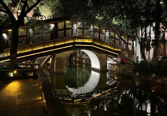 Du lịch Ô Trấn không chỉ nổi tiếng với lịch sử lâu đời, đóng góp về văn hóa mà còn thu hút du khách bởi vẻ đẹp quyến rũ và dấu ấn cổ xưa. Ảnh: Công Tuyên-PV TTXVN tại Trung Quốc