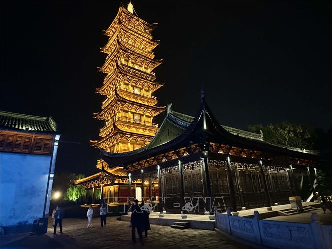 Tháp Bạch Liên là một tòa tháp có cấu trúc hỗn hợp giữa gạch và gỗ, cao 51,75m và là công trình cao nhất ở Ô Trấn. Ảnh: Công Tuyên-PV TTXVN tại Trung Quốc