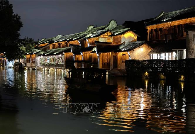 Ngắm cảnh thơ mộng, huyền ảo của thị trấn cổ về đêm chắc chắn sẽ là một trải nghiệm khó quên đối với du khách. Ảnh: Công Tuyên-PV TTXVN tại Trung Quốc