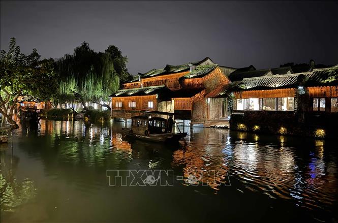 Ngắm cảnh thơ mộng, huyền ảo của thị trấn cổ về đêm chắc chắn sẽ là một trải nghiệm khó quên đối với du khách. Ảnh: Công Tuyên-PV TTXVN tại Trung Quốc