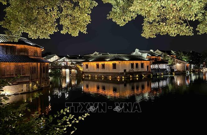 Khung cảnh thơ mộng, huyền ảo tại thị trấn cổ có tuổi đời hơn 1.300 năm mỗi khi đêm xuống. Ảnh: Công Tuyên-PV TTXVN tại Trung Quốc